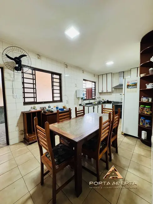 Casa com 3 quartos à venda, 250m2 em Imbaúbas, Ipatinga - MG - imagem 8 Foto 8 de Casa com 3 quartos à venda, 250m2 em Imbaúbas, Ipatinga - MG