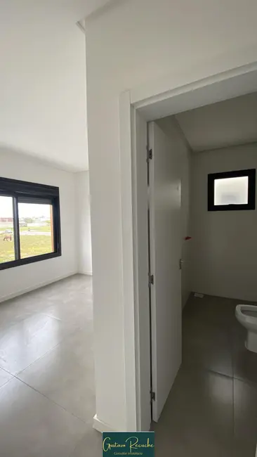 Foto 8 de Sobrado com 3 quartos para alugar, 170m2 em Torres - RS