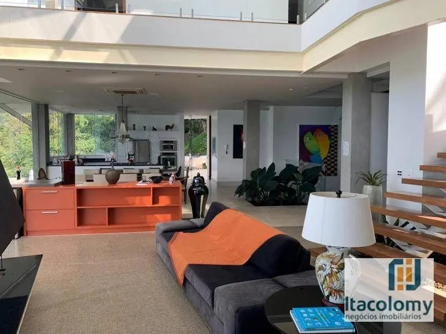 Casa com 5 quartos à venda, 1200m2 em Ubatuba - SP - imagem 1 Foto 1 de Casa com 5 quartos à venda, 1200m2 em Ubatuba - SP