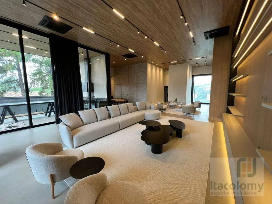 Foto 1 de Casa de Condomínio com 4 quartos à venda e para alugar, 840m2 em Barueri - SP