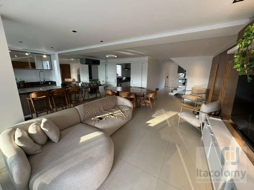 Foto 2 de Casa de Condomínio com 3 quartos à venda e para alugar, 180m2 em Tamboré, Santana De Parnaiba - SP
