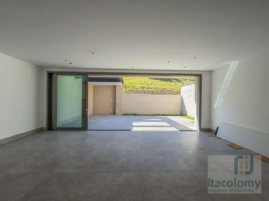 Casa de Condomínio com 3 quartos à venda, 230m2 em Tamboré, Santana De Parnaiba - SP - imagem 4 Foto 4 de Casa de Condomínio com 3 quartos à venda, 230m2 em Tamboré, Santana De Parnaiba - SP