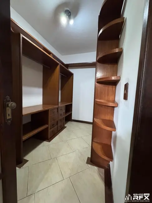 Casa com 4 quartos à venda, 339m2 em Pendotiba, Niteroi - RJ - imagem 9 Foto 9 de Casa com 4 quartos à venda, 339m2 em Pendotiba, Niteroi - RJ