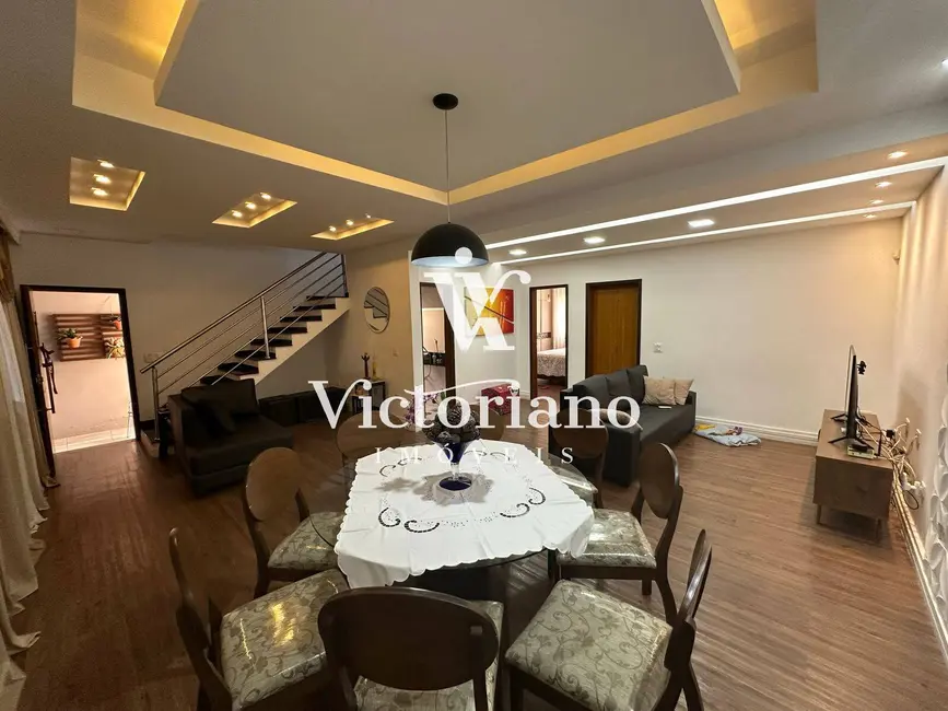 Foto 3 de Casa com 4 quartos à venda, 300m2 em Jardim Califórnia, Jacarei - SP