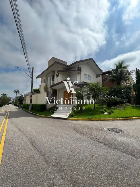 Foto 3 de Casa de Condomínio com 3 quartos à venda, 430m2 em Loteamento Villa Branca, Jacarei - SP