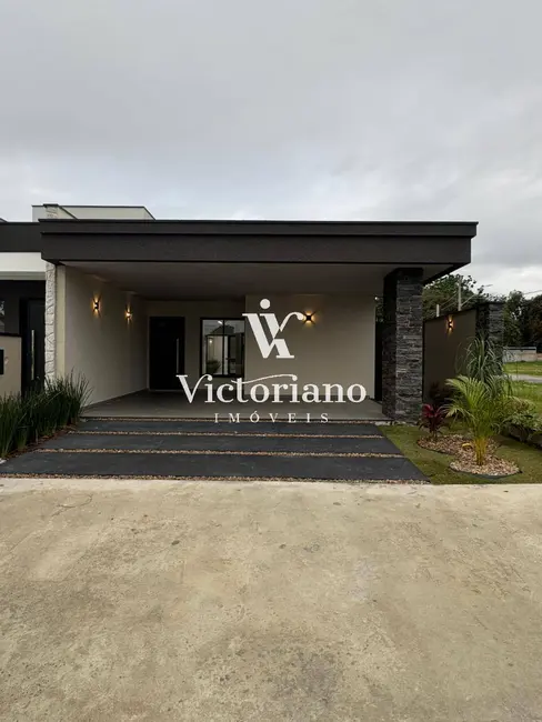 Foto 1 de Casa com 3 quartos à venda, 200m2 em Jardim Jacinto, Jacarei - SP