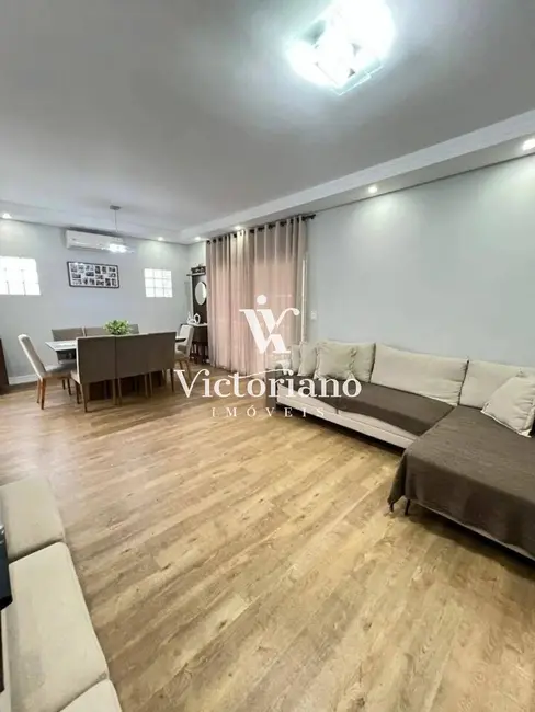 Casa com 3 quartos à venda, 250m2 em Cidade Jardim, Jacarei - SP - imagem 3 Foto 3 de Casa com 3 quartos à venda, 250m2 em Cidade Jardim, Jacarei - SP