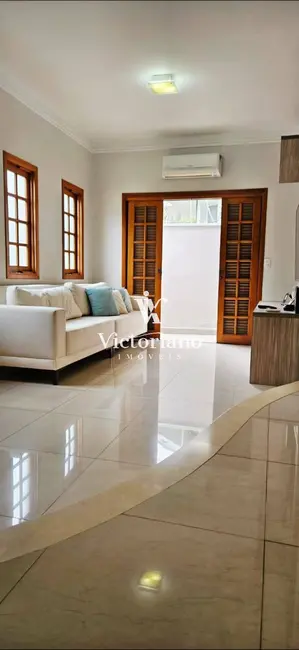 Casa de Condomínio com 3 quartos à venda, 182m2 em Loteamento Villa Branca, Jacarei - SP - imagem 2 Foto 2 de Casa de Condomínio com 3 quartos à venda, 182m2 em Loteamento Villa Branca, Jacarei - SP