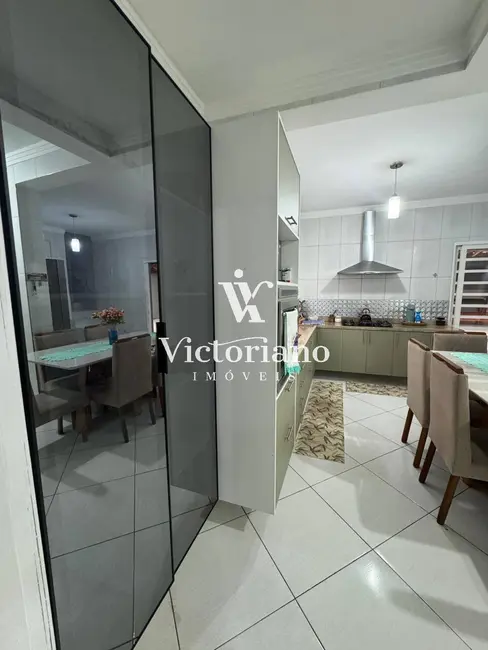 Sobrado com 4 quartos à venda, 250m2 em Sao Jose Dos Campos - SP - imagem 6 Foto 6 de Sobrado com 4 quartos à venda, 250m2 em Sao Jose Dos Campos - SP