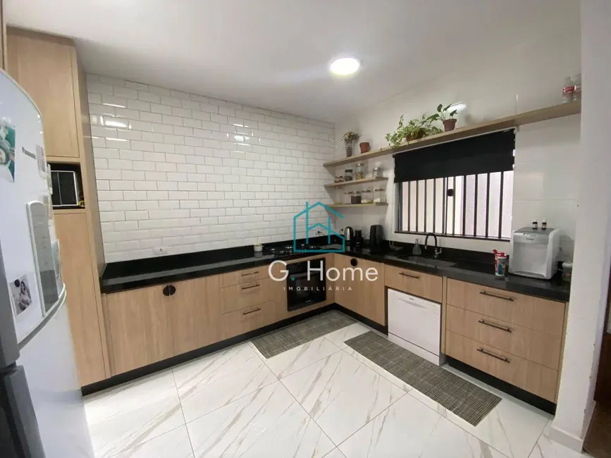 Casa com 3 quartos à venda, 180m2 em Colúmbia, Londrina - PR - imagem 4 Foto 4 de Casa com 3 quartos à venda, 180m2 em Colúmbia, Londrina - PR
