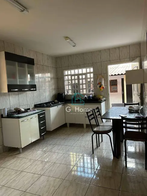 Casa com 6 quartos à venda, 250m2 em Lagoa Dourada, Londrina - PR - imagem 7 Foto 7 de Casa com 6 quartos à venda, 250m2 em Lagoa Dourada, Londrina - PR