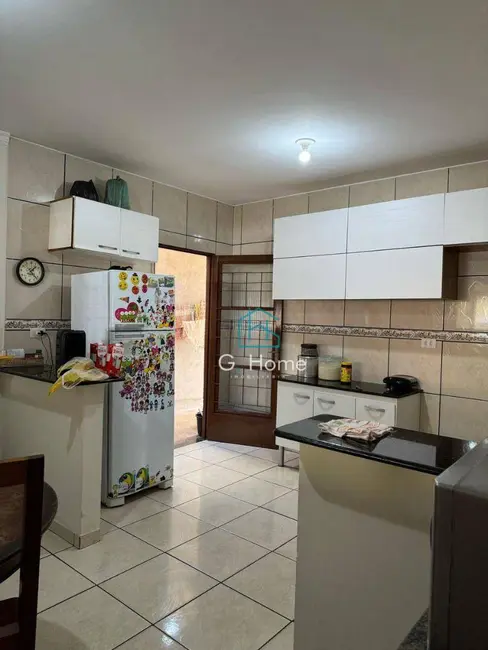 Casa com 3 quartos à venda, 250m2 em Jardim Alemanha, Londrina - PR - imagem 8 Foto 8 de Casa com 3 quartos à venda, 250m2 em Jardim Alemanha, Londrina - PR