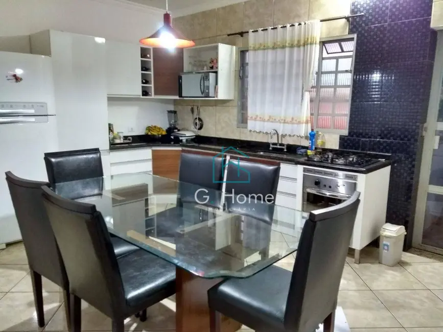 Sobrado com 4 quartos à venda, 260m2 em Cafezal, Londrina - PR - imagem 4 Foto 4 de Sobrado com 4 quartos à venda, 260m2 em Cafezal, Londrina - PR