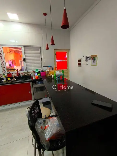 Casa com 3 quartos à venda, 250m2 em Fraternidade, Londrina - PR - imagem 4 Foto 4 de Casa com 3 quartos à venda, 250m2 em Fraternidade, Londrina - PR