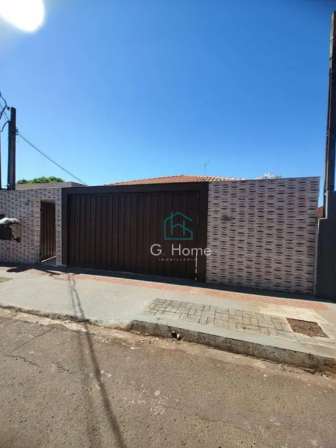 Foto 1 de Casa com 2 quartos para alugar, 120m2 em Cláudia, Londrina - PR