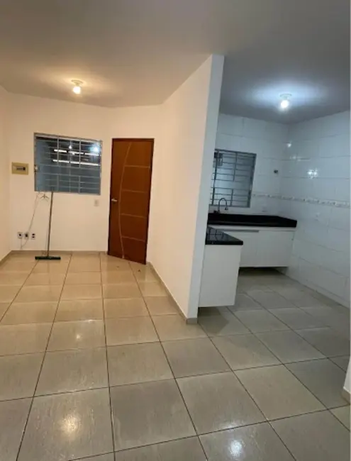 Casa com 3 quartos à venda, 70m2 em Conjunto Professora Hilda Mandarino, Londrina - PR - imagem 3 Foto 3 de Casa com 3 quartos à venda, 70m2 em Conjunto Professora Hilda Mandarino, Londrina - PR