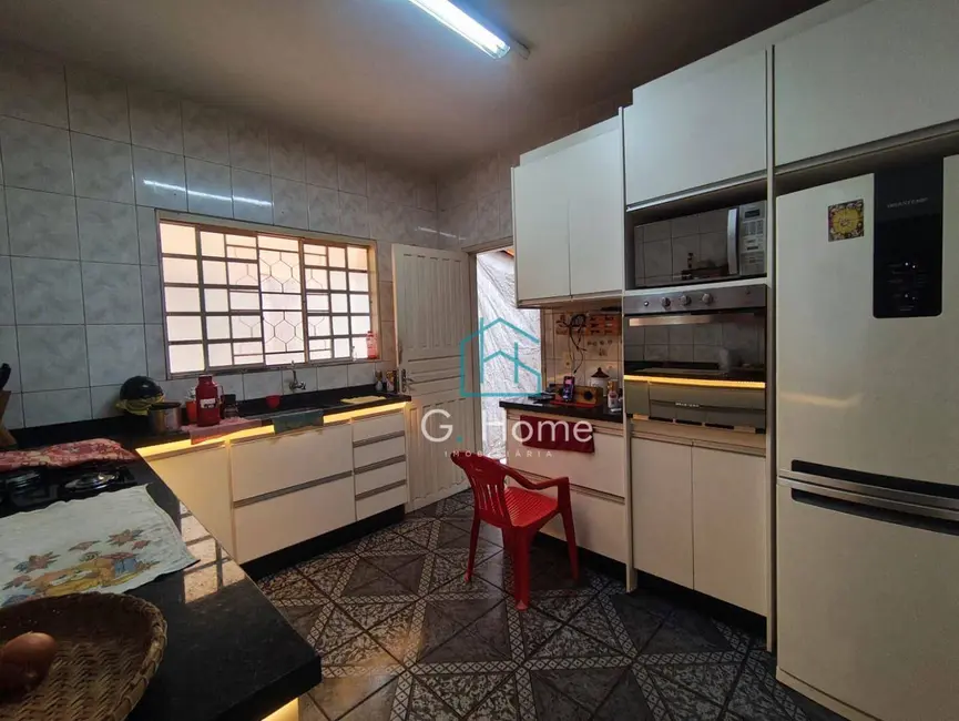 Sobrado com 3 quartos à venda, 169m2 em Londrina - PR - imagem 8 Foto 8 de Sobrado com 3 quartos à venda, 169m2 em Londrina - PR