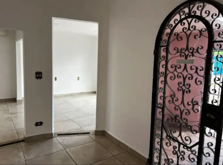 Foto 4 de Casa com 6 quartos para alugar, 220m2 em Vila Ipiranga, Londrina - PR