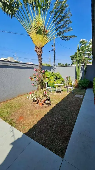 Foto 3 de Casa com 2 quartos à venda, 250m2 em Jardim Montecatini, Londrina - PR