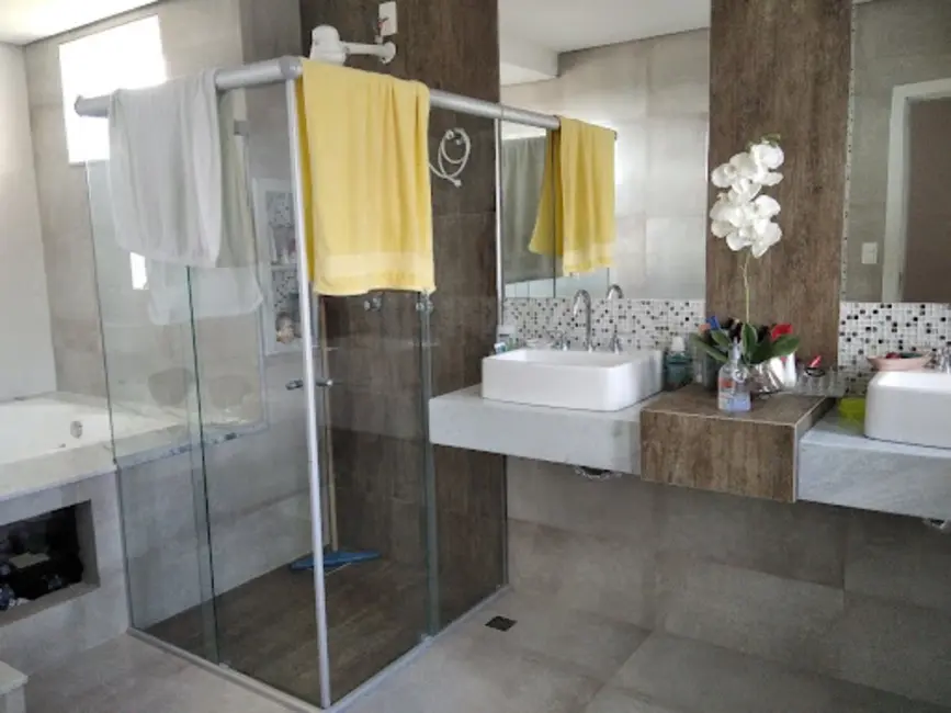 Casa com 4 quartos à venda, 380m2 em Centro, Varginha - MG - imagem 3 Foto 3 de Casa com 4 quartos à venda, 380m2 em Centro, Varginha - MG