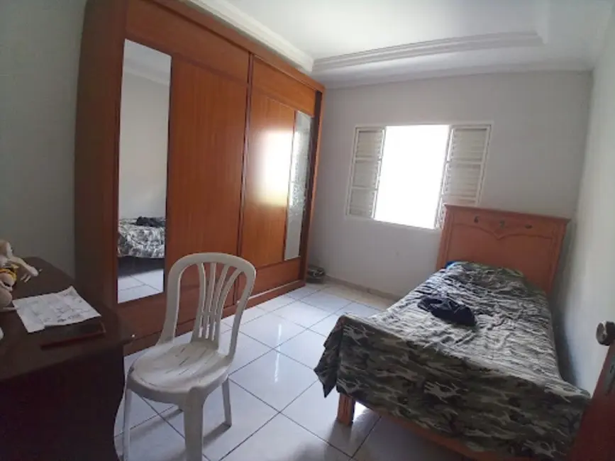 Casa com 3 quartos à venda, 250m2 em Conjunto Habitacional Centenário, Varginha - MG - imagem 6 Foto 6 de Casa com 3 quartos à venda, 250m2 em Conjunto Habitacional Centenário, Varginha - MG