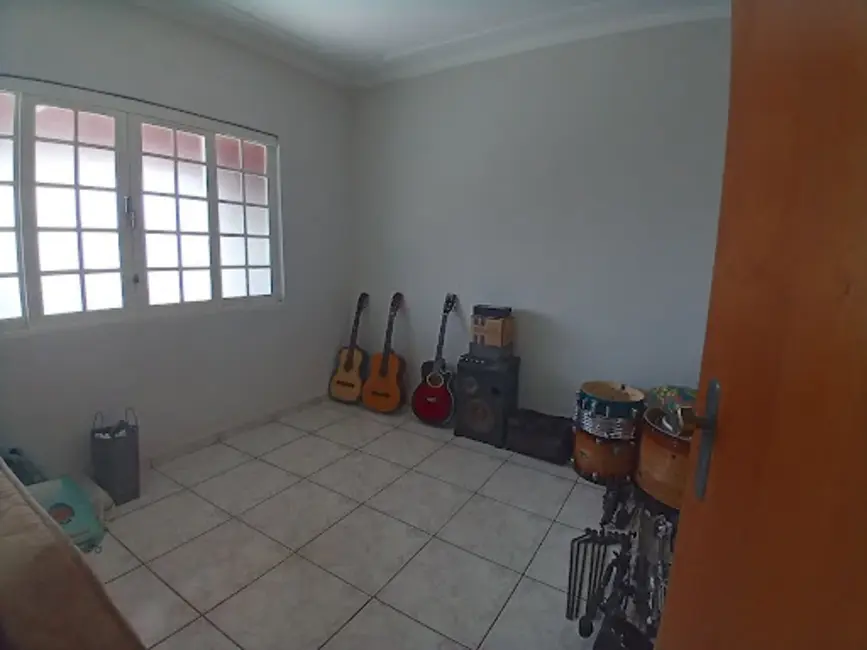 Casa com 3 quartos à venda, 250m2 em Conjunto Habitacional Centenário, Varginha - MG - imagem 8 Foto 8 de Casa com 3 quartos à venda, 250m2 em Conjunto Habitacional Centenário, Varginha - MG