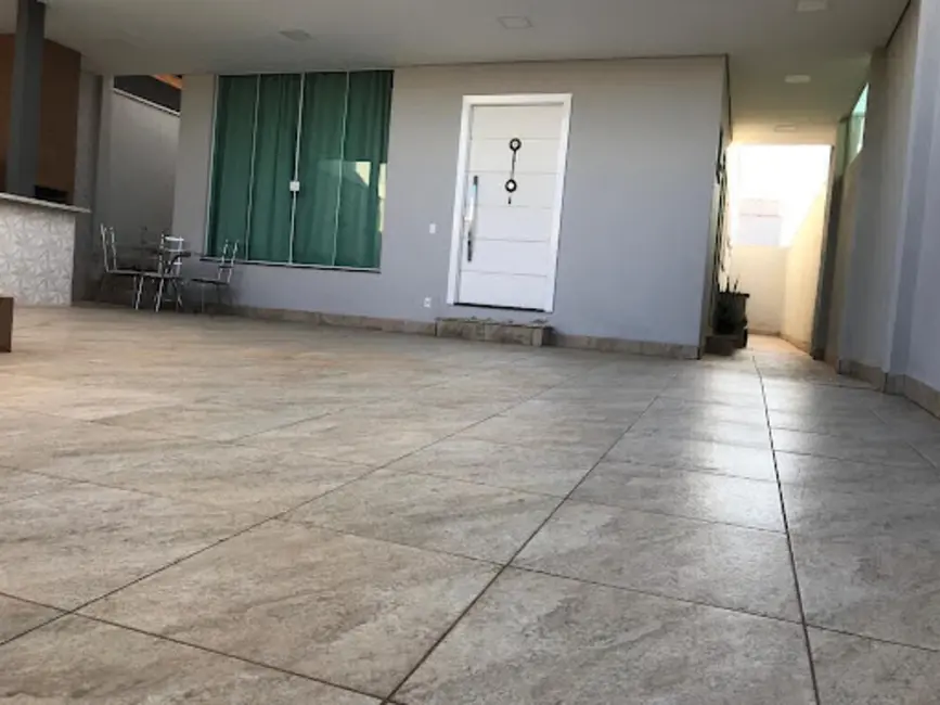 Foto 2 de Casa com 3 quartos à venda, 250m2 em Varginha - MG