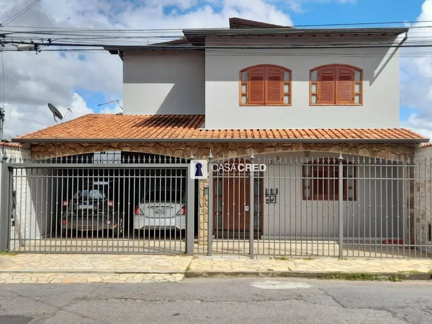 Foto 1 de Casa com 3 quartos à venda, 275m2 em Santana, Varginha - MG