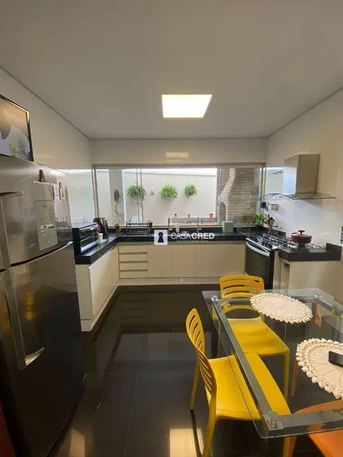 Casa com 3 quartos à venda, 300m2 em Centro, Varginha - MG - imagem 3 Foto 3 de Casa com 3 quartos à venda, 300m2 em Centro, Varginha - MG