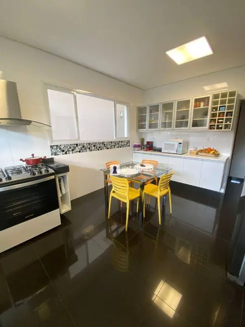 Casa com 3 quartos à venda, 300m2 em Centro, Varginha - MG - imagem 4 Foto 4 de Casa com 3 quartos à venda, 300m2 em Centro, Varginha - MG