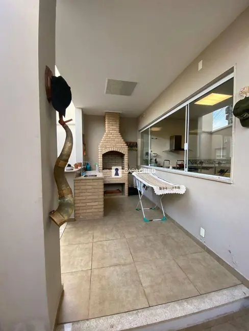 Casa com 3 quartos à venda, 300m2 em Centro, Varginha - MG - imagem 5 Foto 5 de Casa com 3 quartos à venda, 300m2 em Centro, Varginha - MG