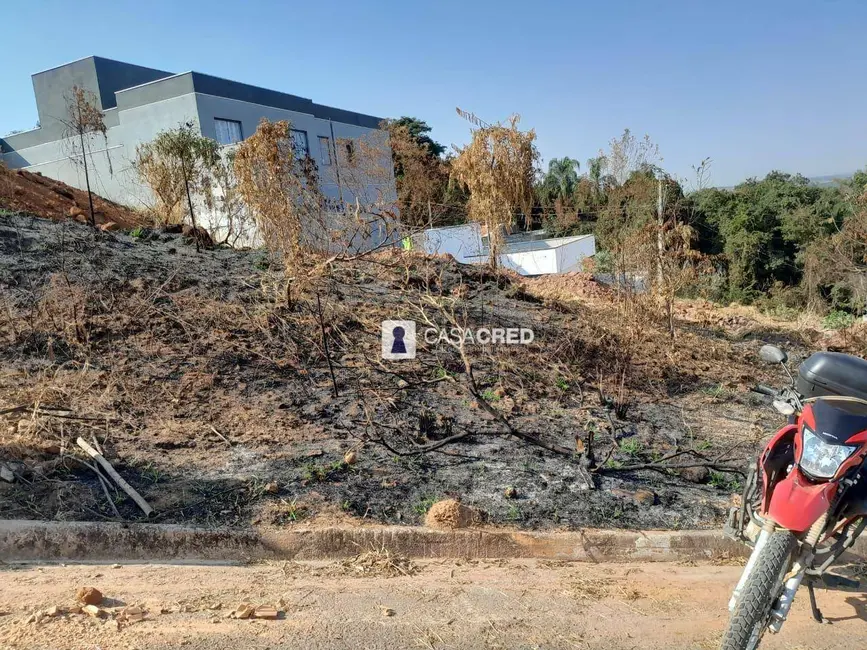Foto 1 de Terreno / Lote à venda, 380m2 em Varginha - MG