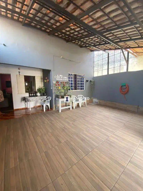 Foto 1 de Casa com 3 quartos à venda, 160m2 em Santa Terezinha, Varginha - MG
