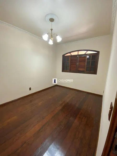 Casa com 4 quartos à venda, 250m2 em Santana, Varginha - MG - imagem 4 Foto 4 de Casa com 4 quartos à venda, 250m2 em Santana, Varginha - MG