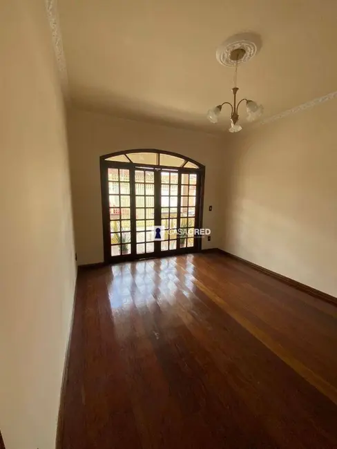 Casa com 4 quartos à venda, 250m2 em Santana, Varginha - MG - imagem 3 Foto 3 de Casa com 4 quartos à venda, 250m2 em Santana, Varginha - MG