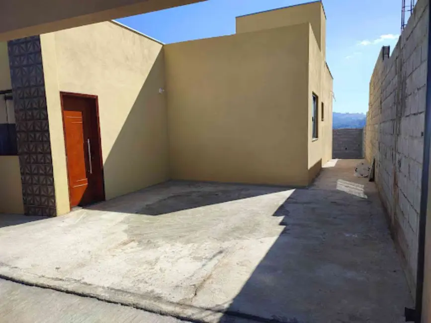 Casa com 2 quartos à venda, 200m2 em Sagrado Coração, Varginha - MG - imagem 2 Foto 2 de Casa com 2 quartos à venda, 200m2 em Sagrado Coração, Varginha - MG