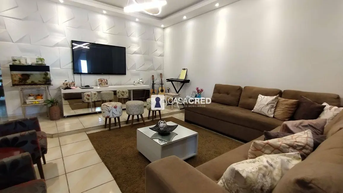 Casa com 3 quartos à venda, 200m2 em Sagrado Coração, Varginha - MG - imagem 3 Foto 3 de Casa com 3 quartos à venda, 200m2 em Sagrado Coração, Varginha - MG