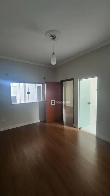 Casa com 2 quartos à venda, 200m2 em Conjunto Habitacional Centenário, Varginha - MG - imagem 1 Foto 1 de Casa com 2 quartos à venda, 200m2 em Conjunto Habitacional Centenário, Varginha - MG