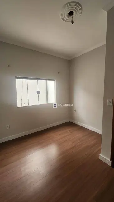 Casa com 2 quartos à venda, 200m2 em Conjunto Habitacional Centenário, Varginha - MG - imagem 2 Foto 2 de Casa com 2 quartos à venda, 200m2 em Conjunto Habitacional Centenário, Varginha - MG