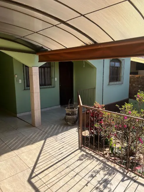 Casa com 4 quartos à venda, 250m2 em Santa Maria, Varginha - MG - imagem 9 Foto 9 de Casa com 4 quartos à venda, 250m2 em Santa Maria, Varginha - MG