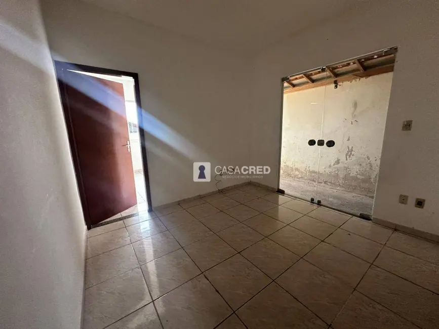Casa com 2 quartos à venda, 100m2 em Jardim São Joaquim, Varginha - MG - imagem 2 Foto 2 de Casa com 2 quartos à venda, 100m2 em Jardim São Joaquim, Varginha - MG