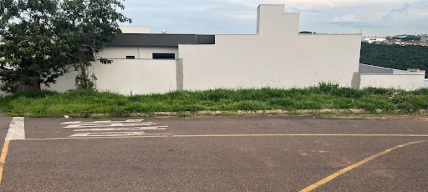 Foto 1 de Terreno / Lote à venda, 302m2 em Alta Villa, Varginha - MG