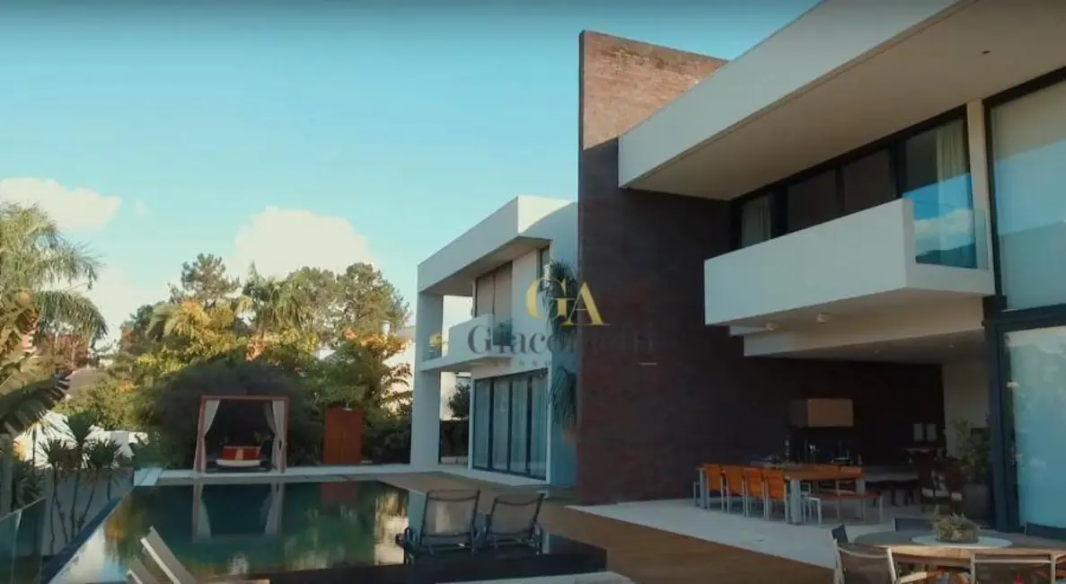 Casa de Condomínio com 5 quartos à venda, 2040m2 em Barueri - SP - imagem 3 Foto 3 de Casa de Condomínio com 5 quartos à venda, 2040m2 em Barueri - SP