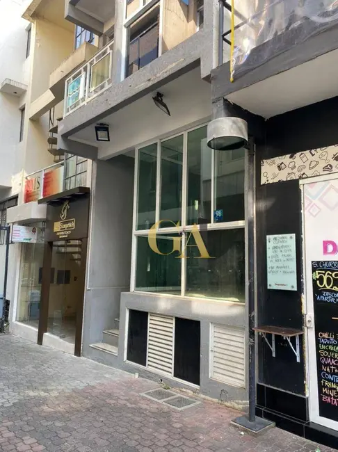 Foto 2 de Casa de Condomínio à venda e para alugar, 200m2 em Barueri - SP