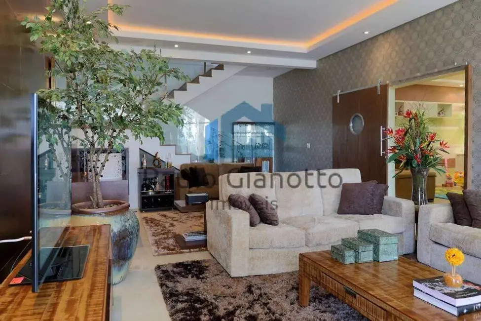 Casa de Condomínio com 3 quartos à venda, 555m2 em Golf Gardens, Carapicuiba - SP - imagem 5 Foto 5 de Casa de Condomínio com 3 quartos à venda, 555m2 em Golf Gardens, Carapicuiba - SP