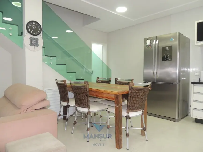 Sobrado com 4 quartos à venda, 300m2 em Matinhos - PR - imagem 9 Foto 9 de Sobrado com 4 quartos à venda, 300m2 em Matinhos - PR