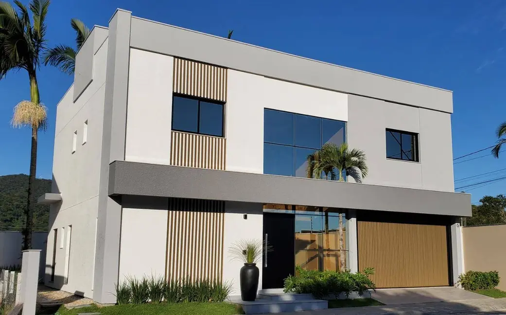 Foto 1 de Casa com 4 quartos à venda, 250m2 em Barra, Balneario Camboriu - SC