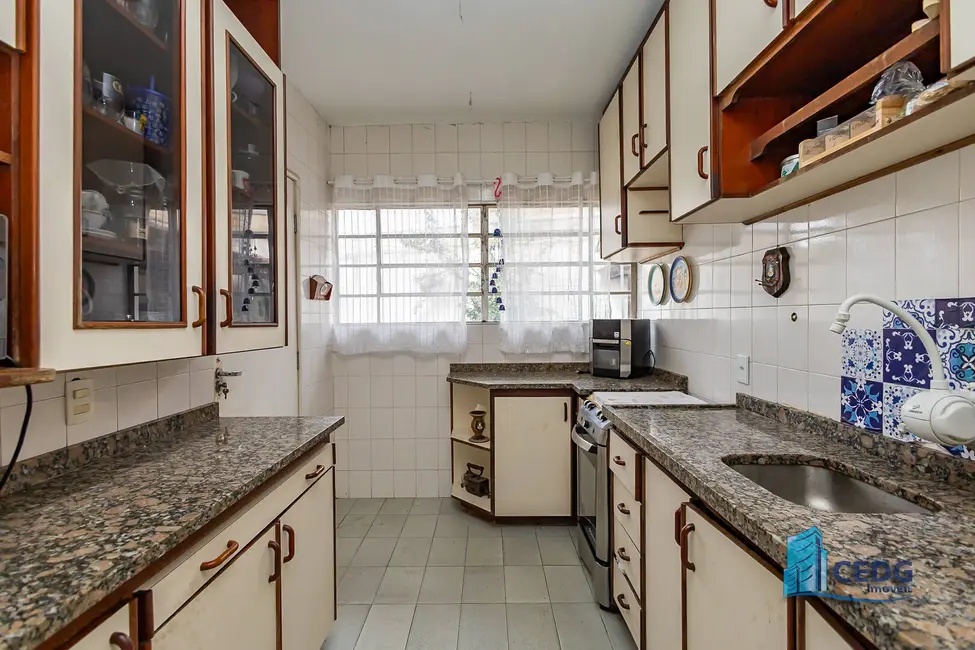 Sobrado com 4 quartos à venda, 400m2 em Vista Alegre, Curitiba - PR - imagem 9 Foto 9 de Sobrado com 4 quartos à venda, 400m2 em Vista Alegre, Curitiba - PR