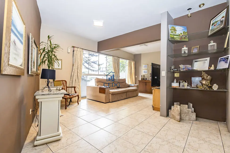 Sobrado com 4 quartos à venda, 400m2 em Vista Alegre, Curitiba - PR - imagem 3 Foto 3 de Sobrado com 4 quartos à venda, 400m2 em Vista Alegre, Curitiba - PR