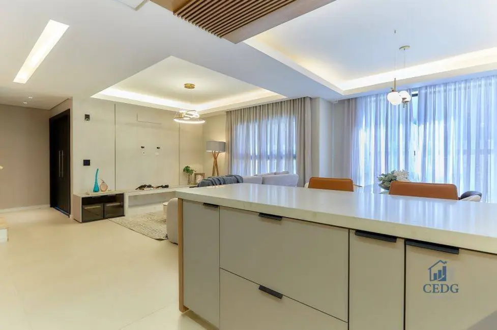 Casa com 3 quartos à venda, 192m2 em Santa Felicidade, Curitiba - PR - imagem 8 Foto 8 de Casa com 3 quartos à venda, 192m2 em Santa Felicidade, Curitiba - PR